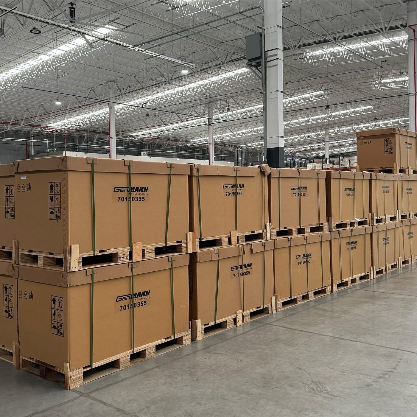Generadores en almacén, caja cerrada