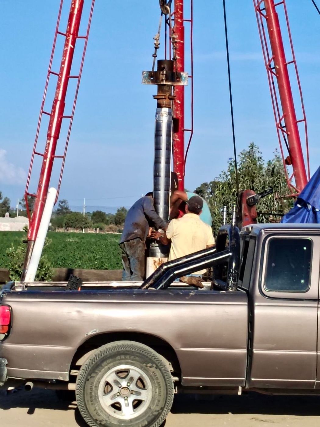 Instalación de bomba sumergible para pozo profundo