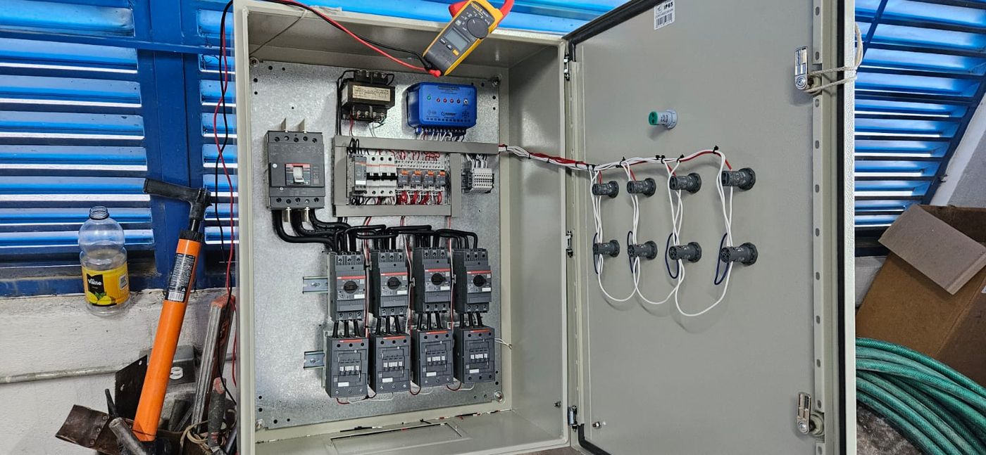 Ensamble de tablero de control para cuatro bombas de aguas residuales