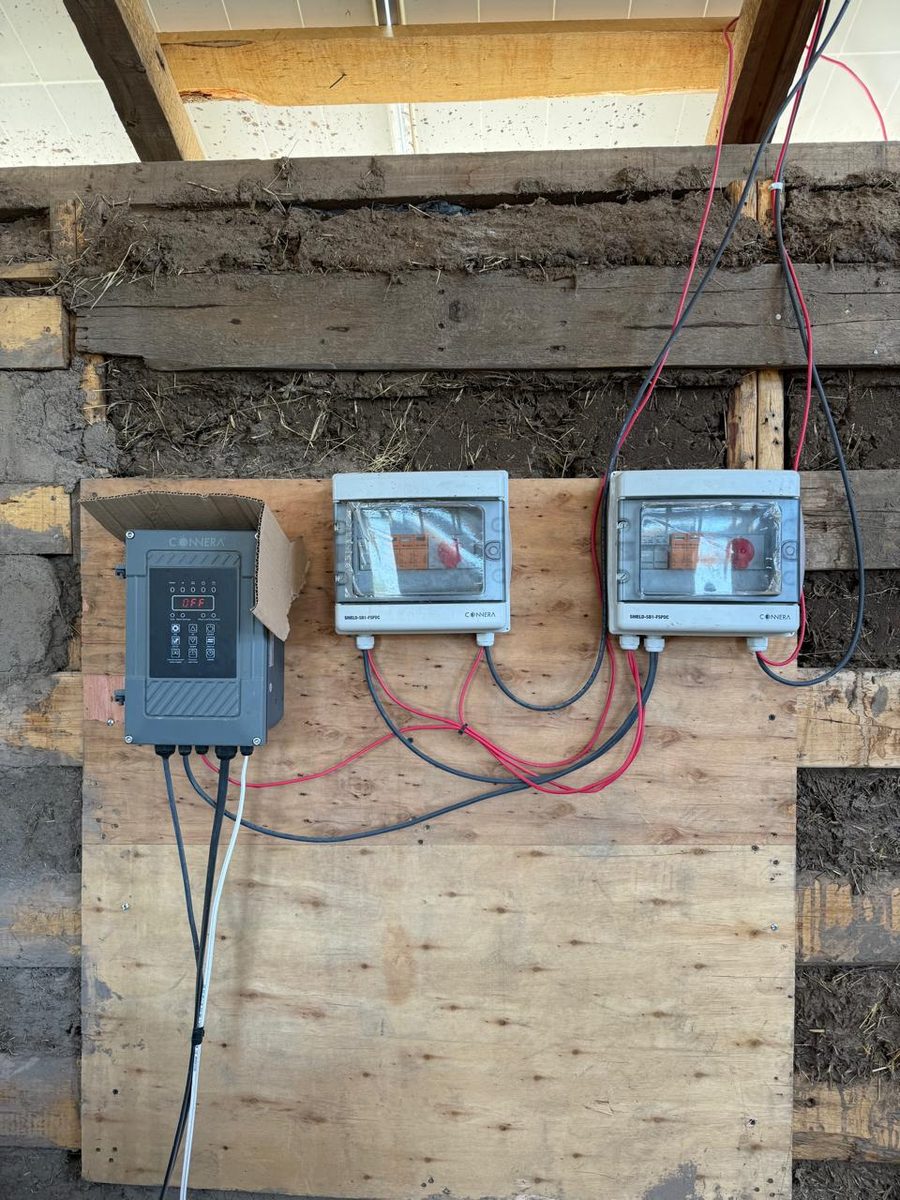 Instalación de bombeo solar: cajas de protección y variador